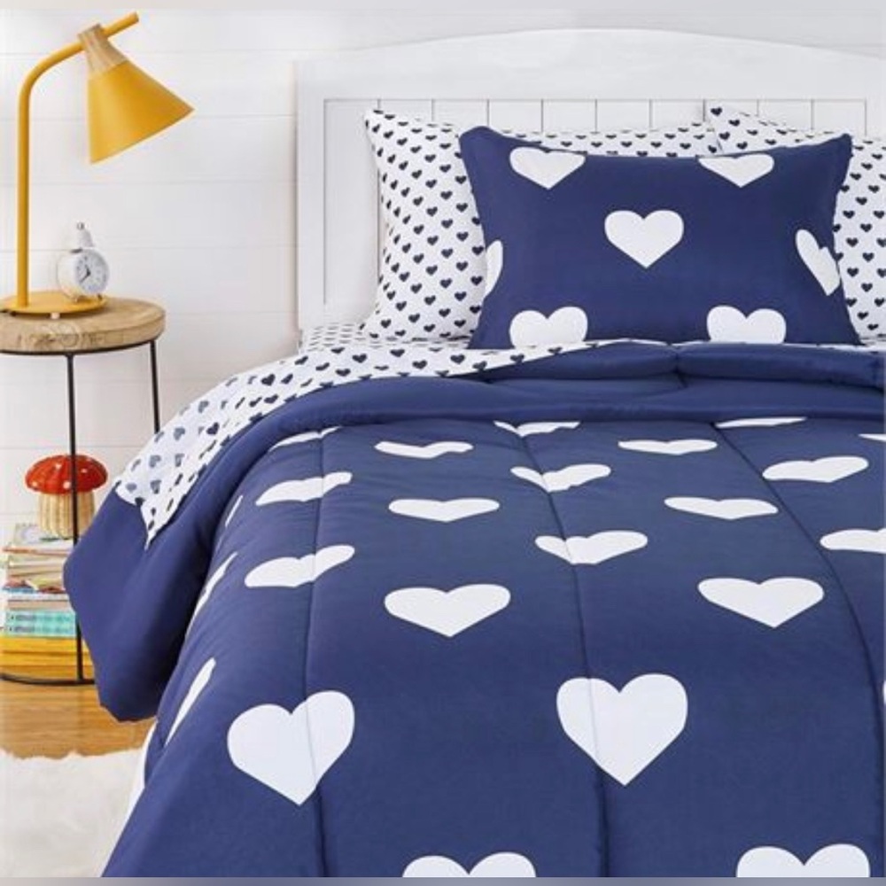 Amazon Kids Microfiber 5pc Bedding Set Twin, Navy Hearts